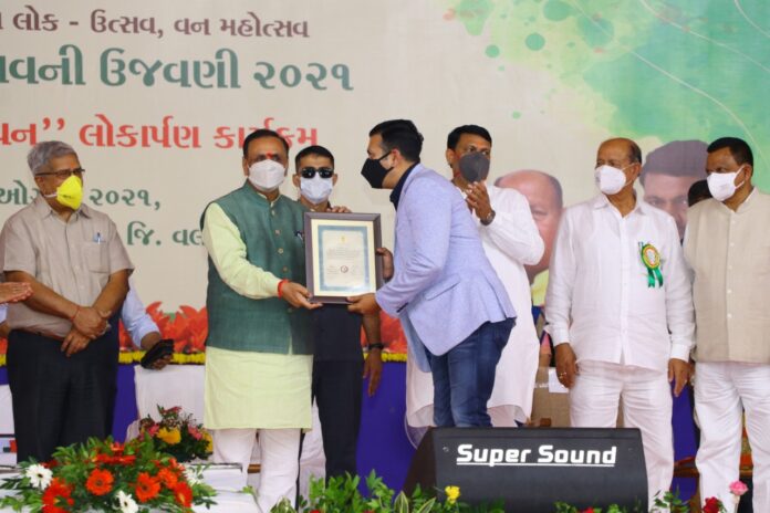 Surat's Green Man Viral Desai honored by Chief Minister Vijay Rupani