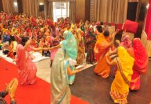 कृष्ण-रुक्मणी विवाह प्रसंग में जमकर झूमे श्रद्धालु Devotees dance fiercely in Krishna-Rukmani marriage ceremony