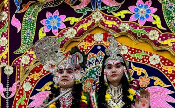 रामलीला में महारास, माखन लीला और फूलों की होली का मनोहारी मंचन देख श्रद्धालु हुए मंत्रमुग्ध Devotees were mesmerized by seeing the beautiful staging of Maharas Makhan Leela and Holi of flowers in Ramlila