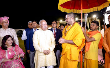 जगतगुरु सतीशाचार्य के दर्शन पाकर भाव-विभोर हुए मोहन भागवत, पैर छूकर लिया आशीर्वाद